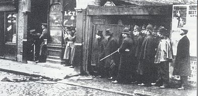 Winston Churchill is surrounded by police as troops besiege the building in sidney street.